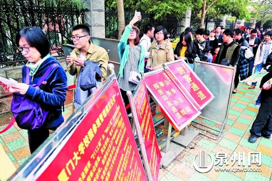 如今厦大门口常常是游客排着长队，等待刷身份证进入 