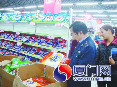 工商人员查获假冒产品。