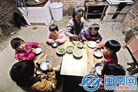 中午饭就是稀饭加青菜，一点肉丝都看不到
