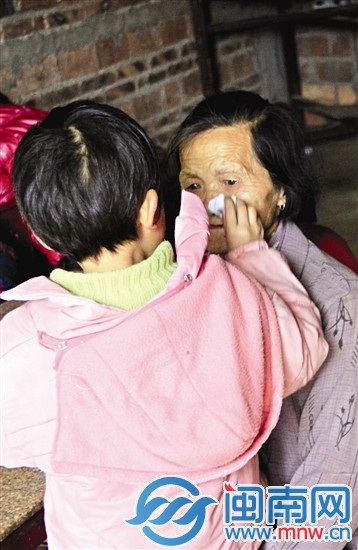 看奶奶流泪，老五贴心地给她擦眼泪