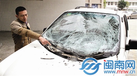 平和县医院有人跳楼砸坏小车