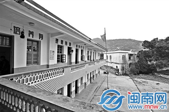 经审批的碎石场，就在巷内小学七八百米外