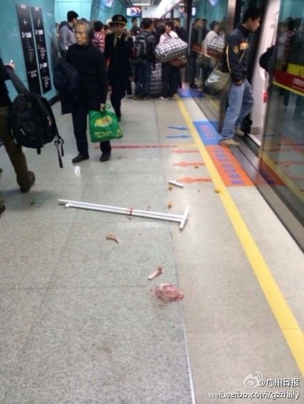 广州地铁踩踏事件多人受伤 有乘客说看到烟雾