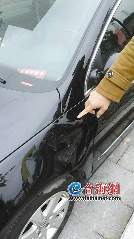 停车起争执保安踢坏车