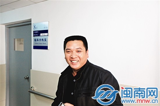 得知孩子转危为安，的哥龙勇很开心