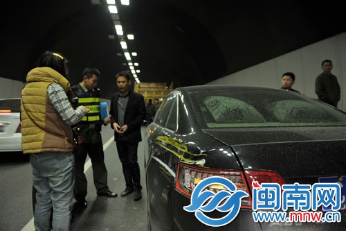 货车超车时刮擦到小车