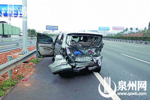 小车被撞到应急车道，尾部凹陷
