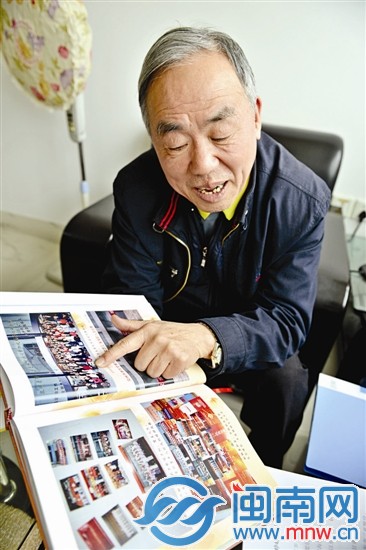 陈炳辉是个有心人，整理了很多家庭的合影照片做成相册