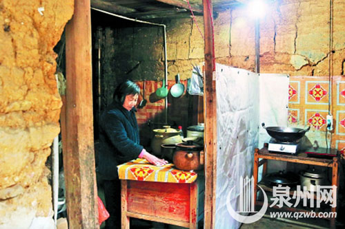 祥华派出所有关负责人、爱心人士和早报记者一起到陈 