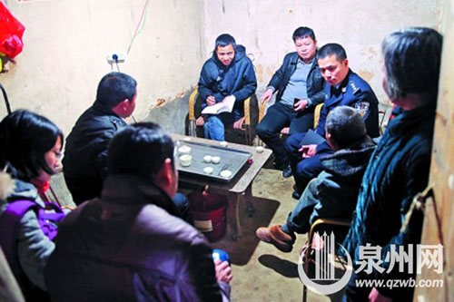 家徒四壁，在如此艰苦的条件下，陈辉斌和爷爷奶奶相 