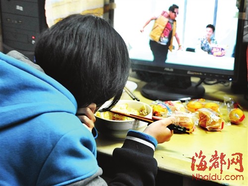 小花正在吃好心人送来的热面