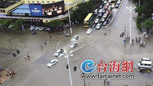 去年“西马仑”登陆的大暴雨，导致湖滨南路成了泽国