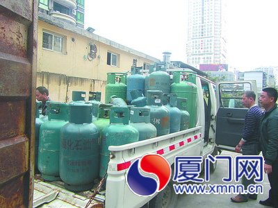 执法队员在溪岸路查处“黑气”。