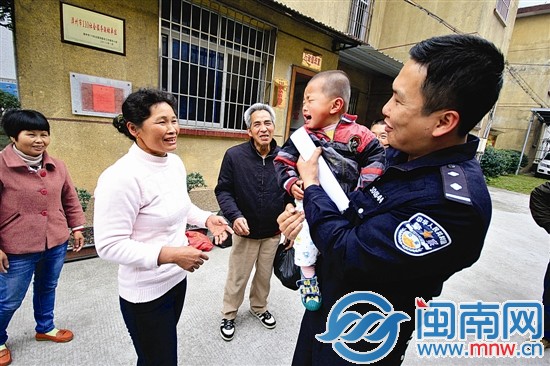 见到外公外婆，小雨哭着扑进他们怀里
