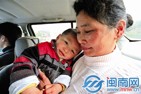小雨躲在外婆的怀里，一脸幸福