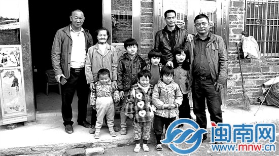 爱心人士与阿婆一家合影