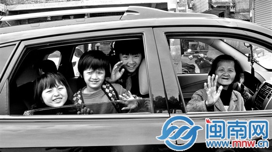 孩子们第一次坐上车，开心极了