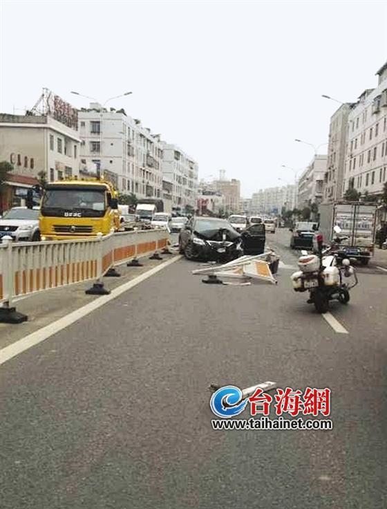漳州市区漳华路福利院门口一轿车撞毁30米护栏