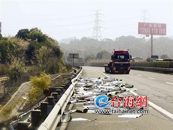 高速漳州北连接线A道撒满纸板