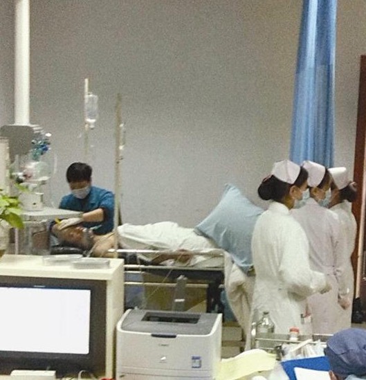 受伤男子在医院抢救