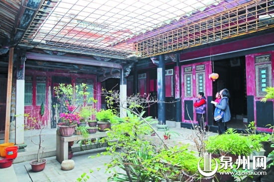 后人为了保护故居,给天井搭起防盗网