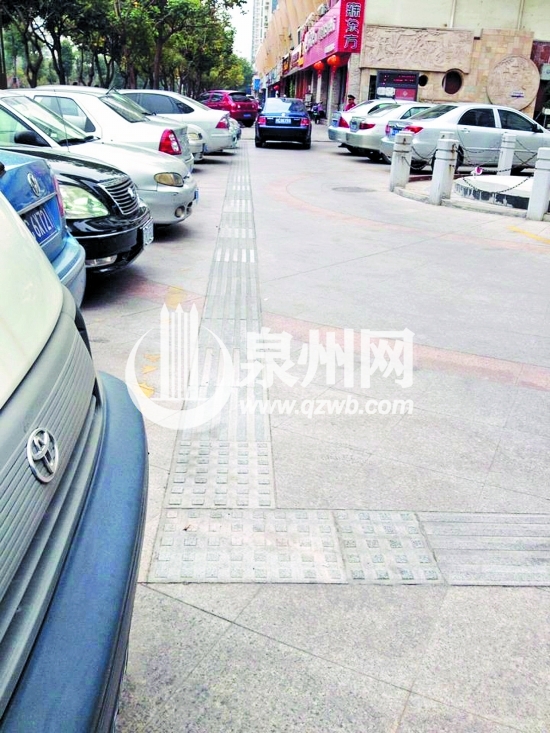 左侧车辆都属违停