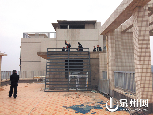 执法人员在拆除违章建筑