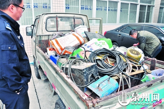民警从雷某租来的仓库里搜出的赃物装了一卡车