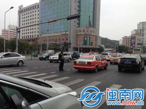红绿灯停工，民警现场指挥交通