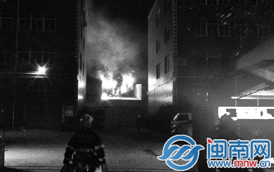 消防员在火场内外紧急扑救
