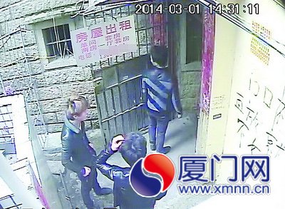 监控探头锁定三名嫌疑人的衣着和面部特征。
