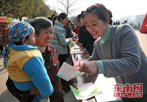 青女志愿者进行安全用电和宣传