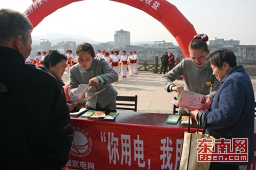 青女志愿者进行安全用电和宣传1