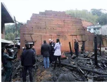 民房被纵火烧毁后的案发现场