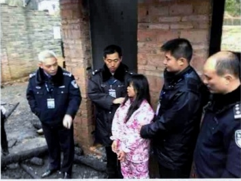 犯罪嫌疑人黄某在现场接受警方讯问