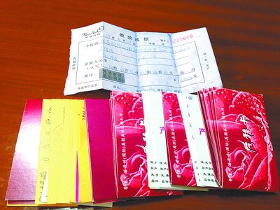 陈女士提供的收据和44张美容卡