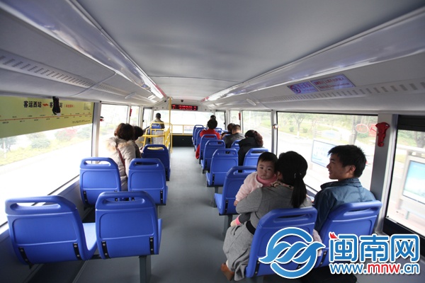 2号线二层只有八九名乘客
