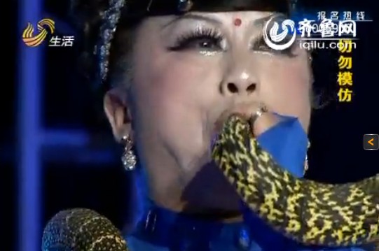 最老“伪娘”与蛇共舞 刺激蛇吻惊呆众人(图)