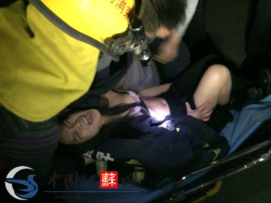南京一女子深夜身着比基尼在商城坠楼受伤
