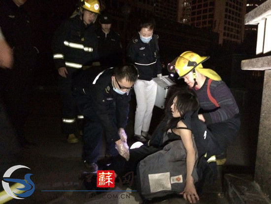 南京一女子深夜身着比基尼在商城坠楼受伤1