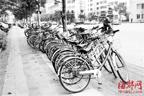 莆田荔园华府小区物业收费学生停车费 民警叫停