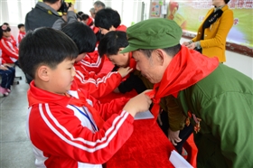 英雄模范为少年点燃“小雷锋”梦想