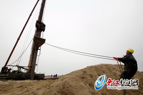 工地目前已进场1个土方施工队和两个砂桩施工队