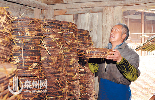 老油坊榨油不收工钱，仍沿袭用茶麸饼换工钱的老传统。