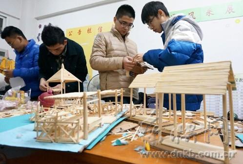 男生们正在制作模型