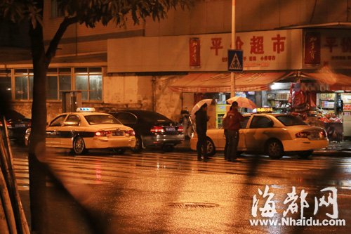 昨晚停在东浦路与东浦支路交叉口的闽AT8215与闽AT7 