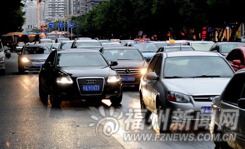 六一路上这辆奥迪车压实线加塞