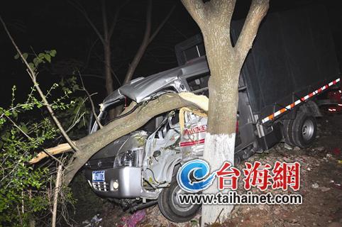 小货车撞树