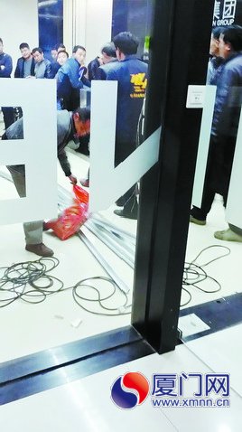 工人现场施工装门，试图“封锁”办公场所，被民警制 