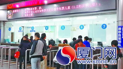 市民在梧村汽车站购票时，售票员会提醒可乘坐免费接 
